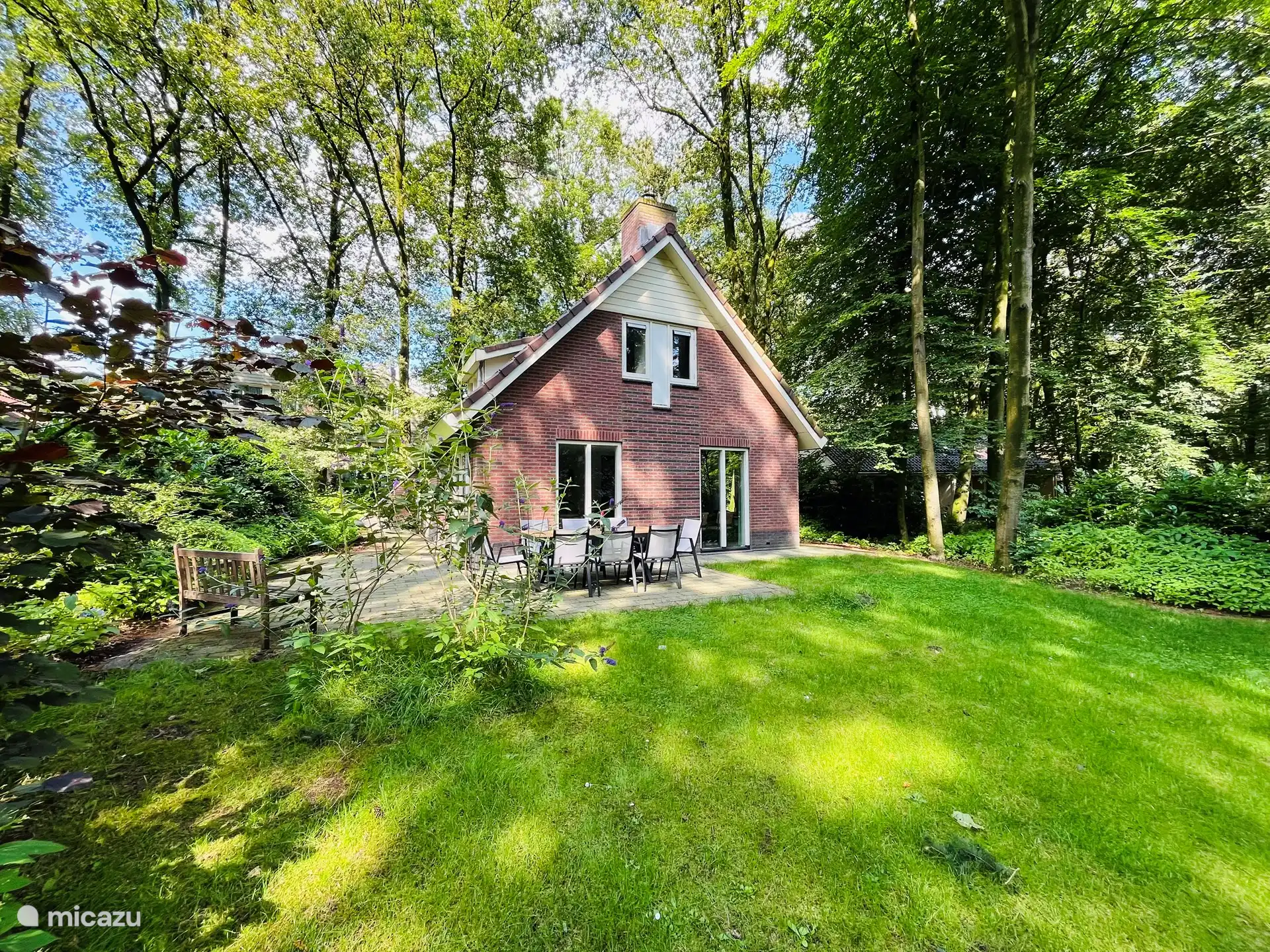 Spacieux terrain ensoleillé de 650 mètres avec jardin orienté plein sud. 