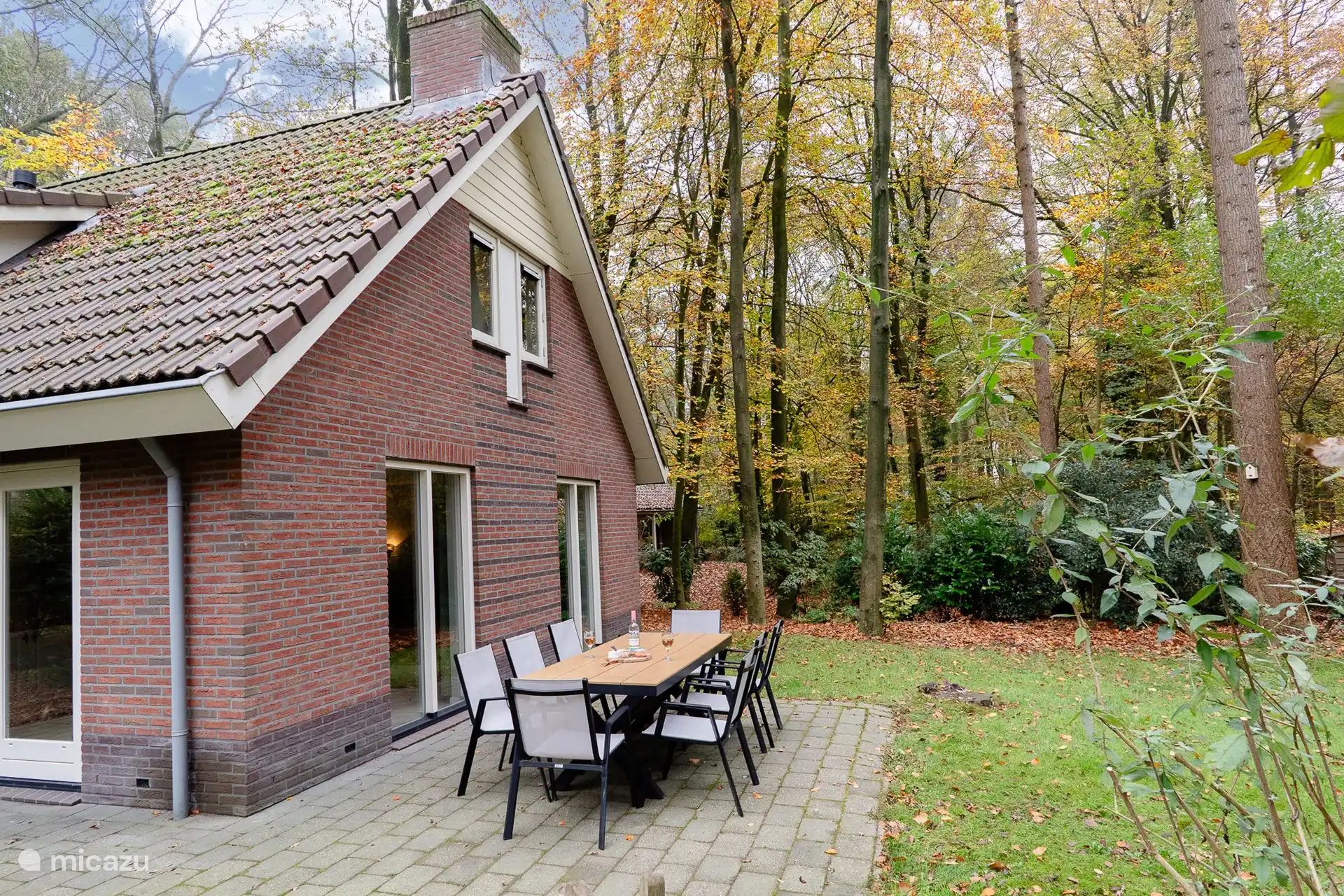 Belle grande table de jardin avec 8 chaises.