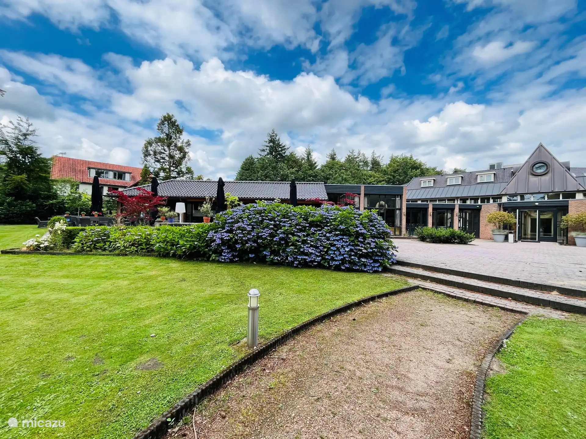 Entrée à l’hôtel d’à côté où il y a toujours quelqu’un de disponible pour vos questions.