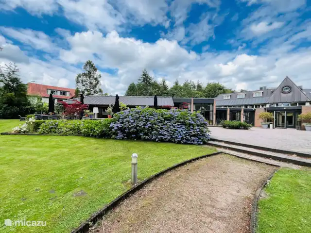 Location de Vacances Pays-Bas, Gueldre, Garderen, villa - Villa Jardinier Entrée à l’hôtel d’à côté où il y a toujours quelqu’un de disponible pour vos questions.