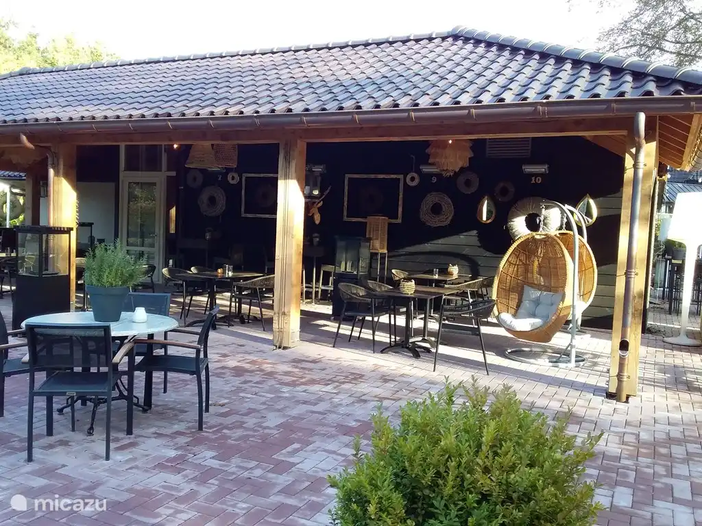 Véranda de l’hôtel, vous n’avez pas à chercher bien loin pour le confort.