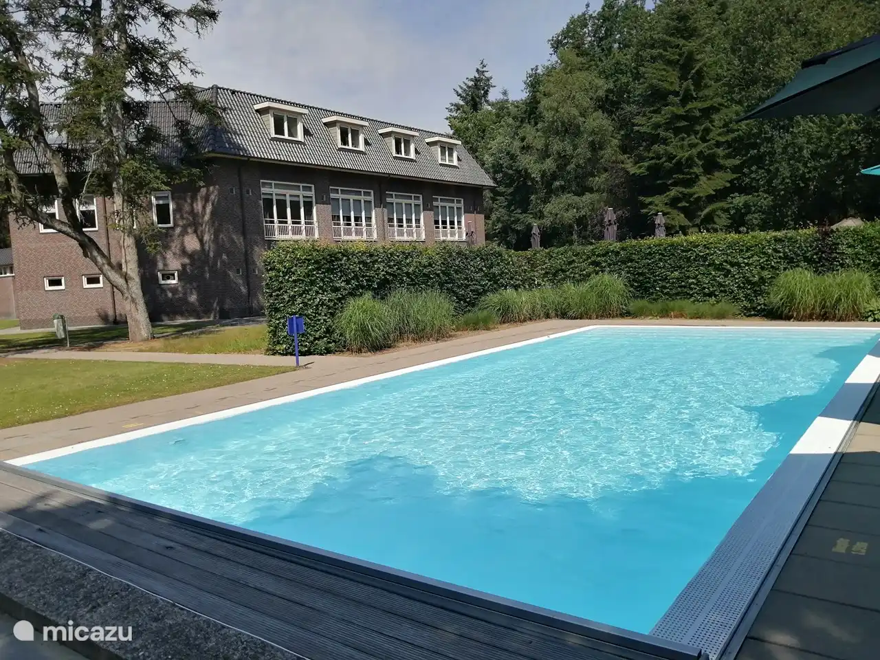 La piscine chauffée gratuite de l’hôtel de fin avril à septembre.