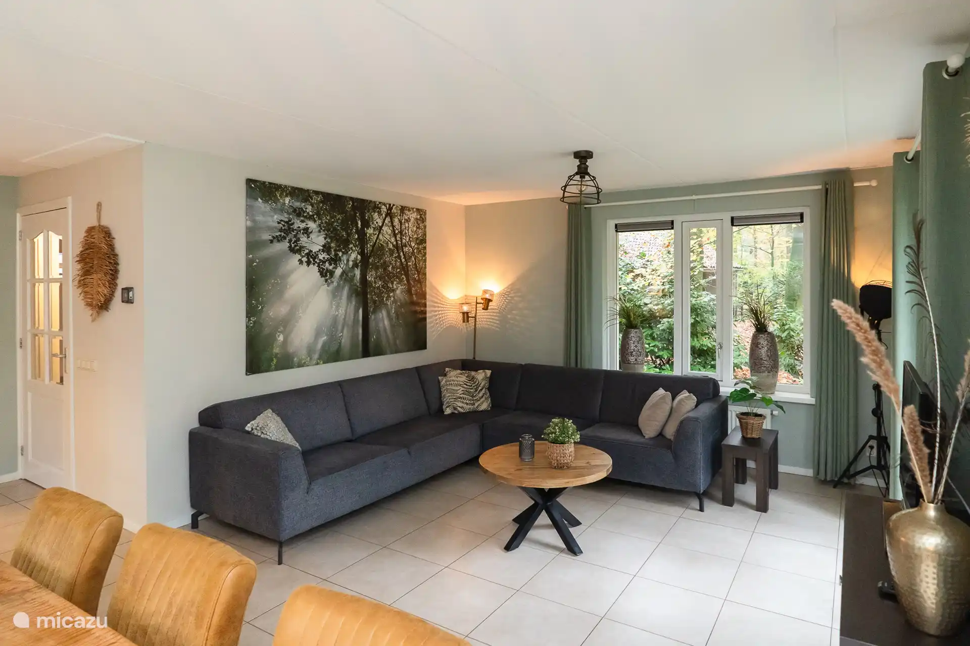 Le canapé d’angle sur lequel suffisamment de personnes peuvent s’asseoir.