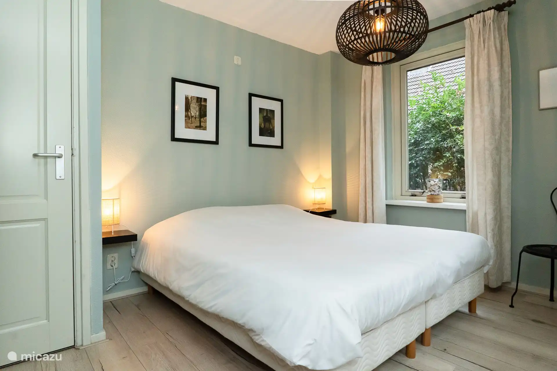 Chambre (1) pour 2 personnes en bas.