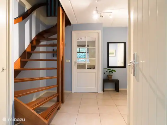 Location de Vacances Pays-Bas, Gueldre, Garderen, villa - Villa Jardinier Hall avec escalier ouvert vers le haut.