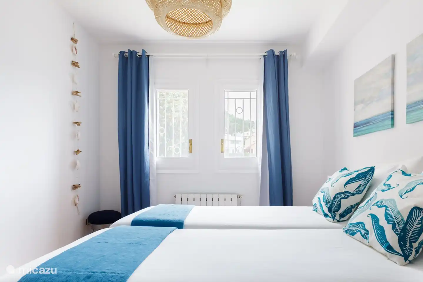 De Zee kamer met tweepersoonsbed en eigen kast. Optie om tweepersoonsbed op te splitsen in 2x 1Persoonsbed