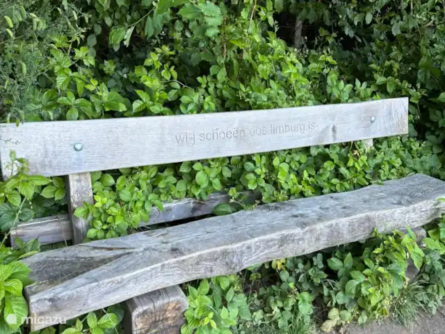 appartement huren in Nederland, Limburg, Mechelen – Studio Tweij & Vitsig toepasselijke tekst op  de bank