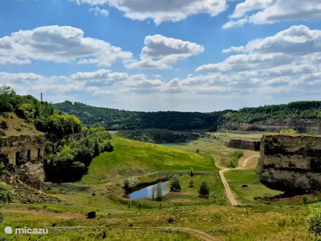 appartement huren in Nederland, Limburg, Mechelen – Studio Tweij & Vitsig uitzicht over oude Enci groeve en Oehoevallei