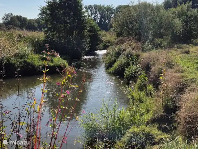 appartement huren in Nederland, Limburg, Mechelen – Studio Tweij & Vitsig wandeling langs de geul. Deze stroomt bijna door de achtertuin