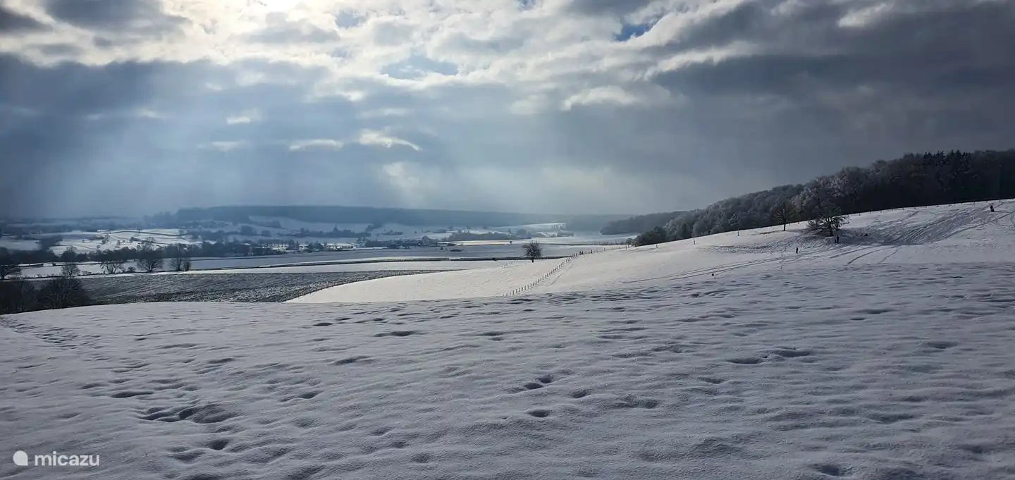Schnee im Hügelland