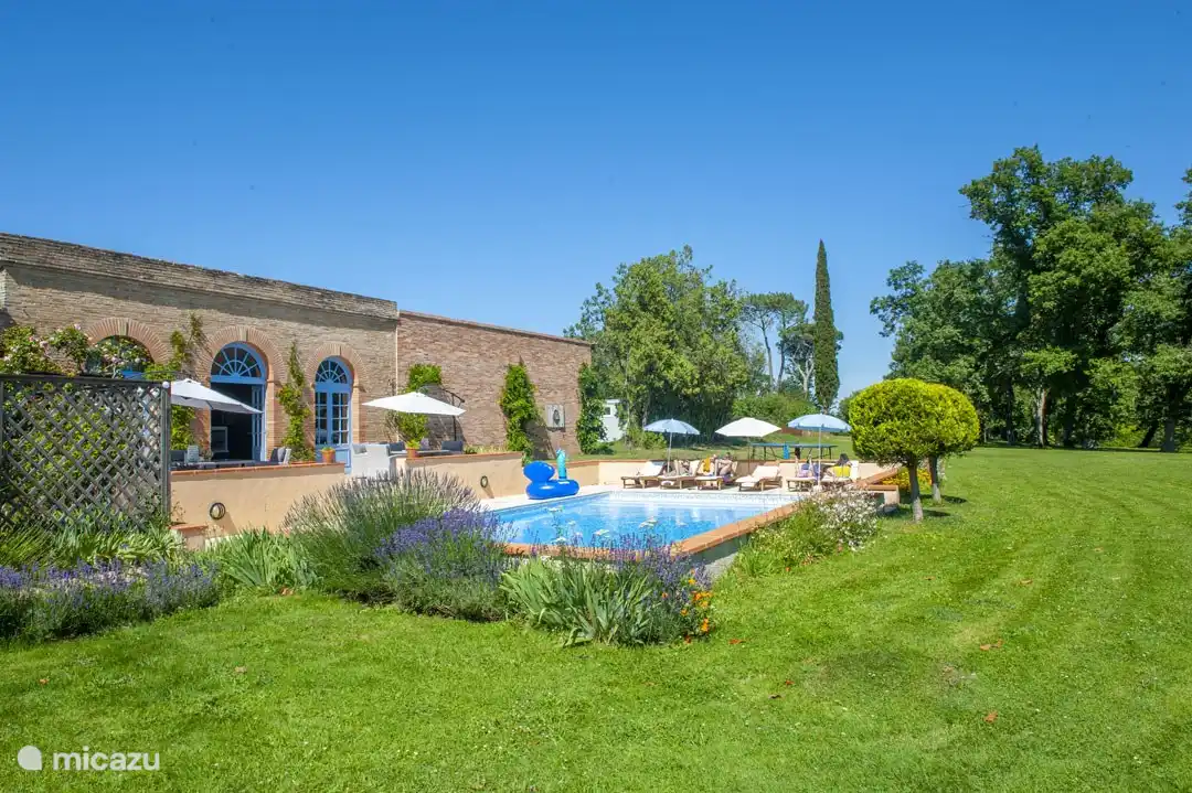 Swimmingpool mit Poolbar