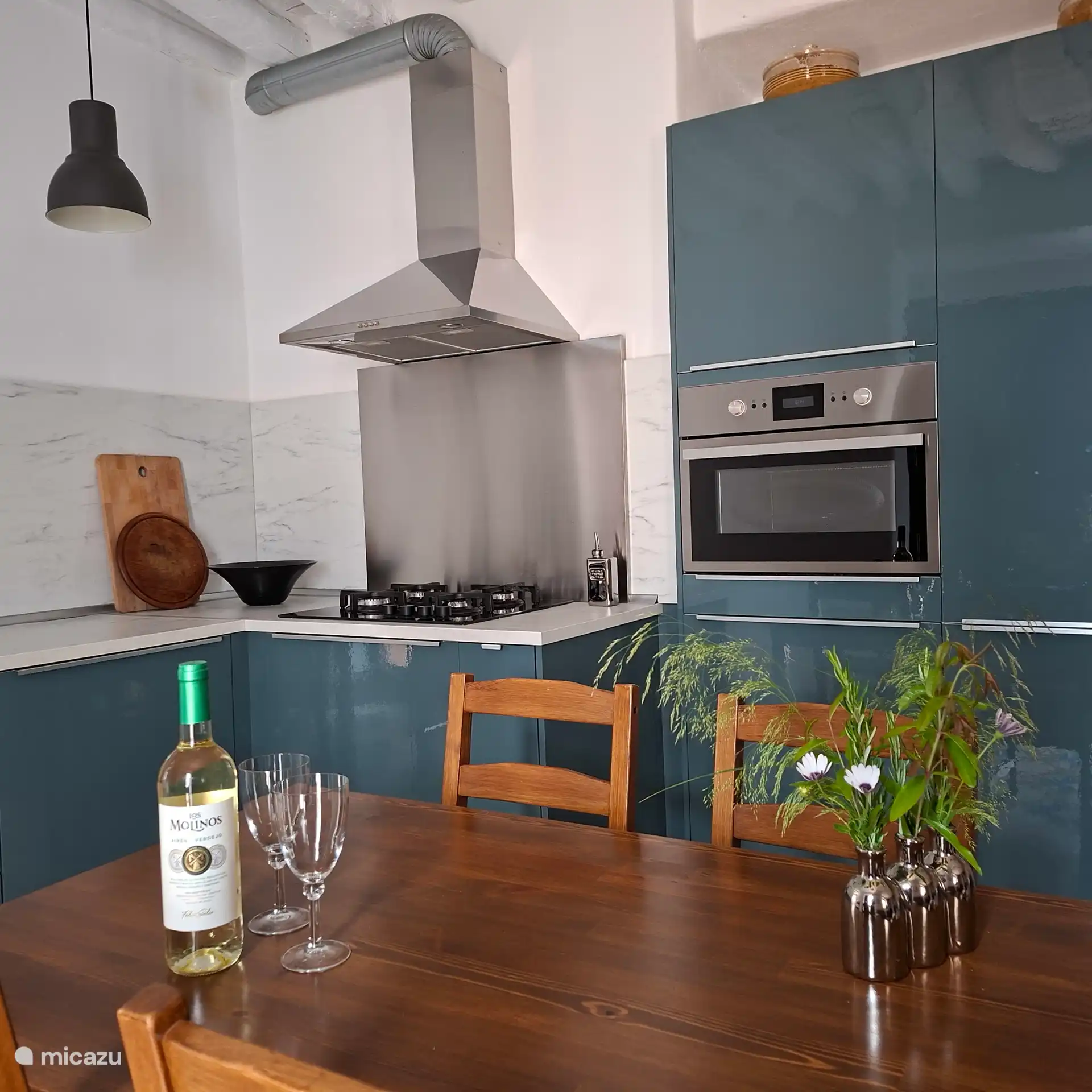 Four - grill, micro-ondes, réfrigérateur-congélateur et réchaud à gaz à 4 brûleurs.