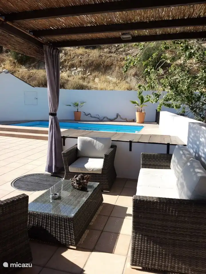 Coin salon couvert par piscine chauffée