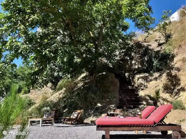 Molino Mairena, Casa Los Molinos | Espagne, Andalousie, Montefrio - maison de vacances Terrasse dans le jardin avec transats