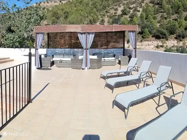 Molino Mairena, Casa Los Molinos | Espagne, Andalousie, Montefrio - maison de vacances Grande terrasse sur le toit avec piscine chauffée, coin salon couvert et chaises longues.