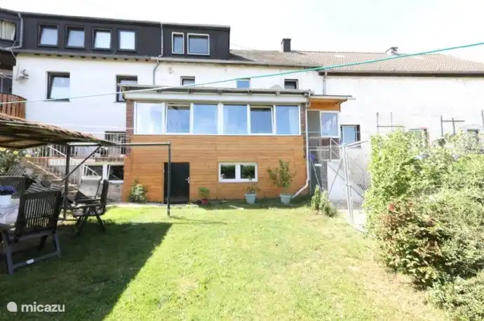 Parte trasera con jardín contiguo