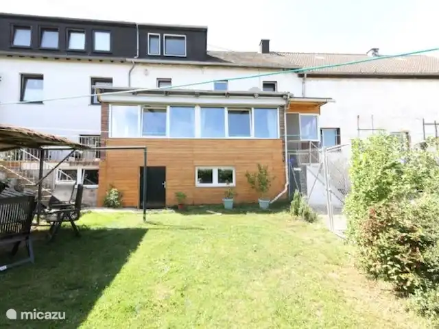 Casa Bettenfeld en Alemania, Eifel, Bettenfeld - casa vacacional Parte trasera con jardín contiguo