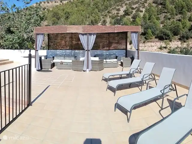 Molino Mairena, Casa Andaluz | Espagne, Andalousie, Montefrio - maison de vacances Au-dessus de la terrasse avec piscine, coin salon couvert et transats