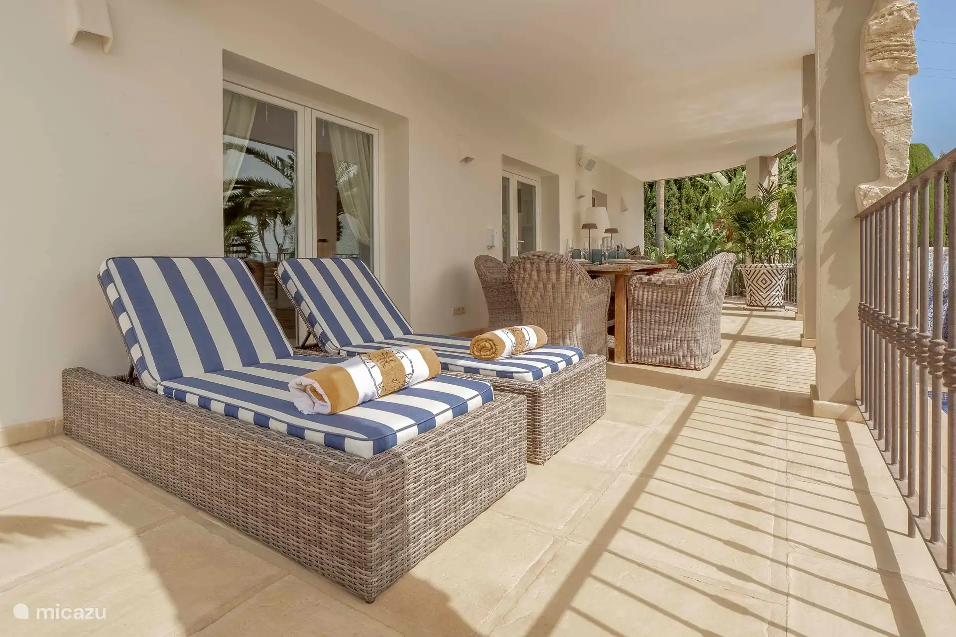 Sonnenliegen unter der Naya