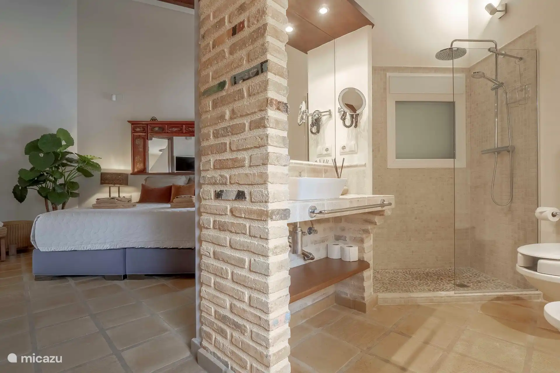 Hauptschlafzimmer mit Dusche 