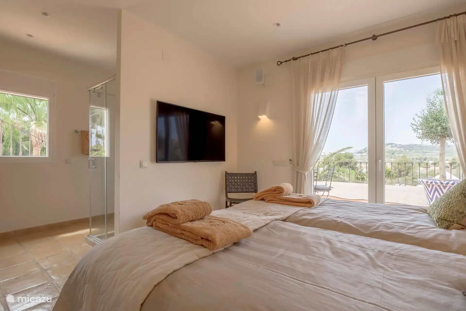 Schlafzimmer 2 im 1. Stock mit NLTV & Balkon + Dusche 