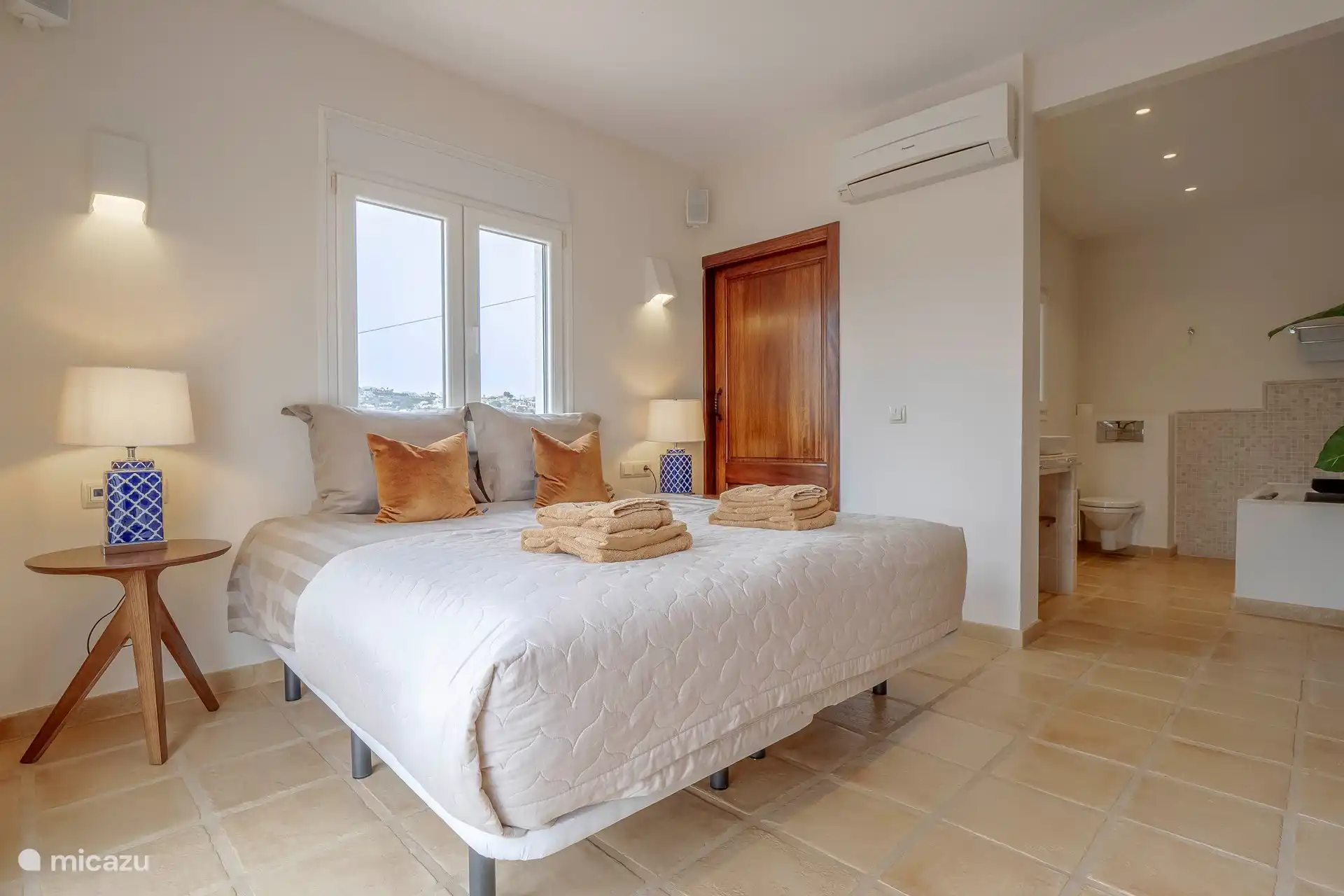 Schlafzimmer 2 im 1. OG mit Bad und WC und Klimaanlage