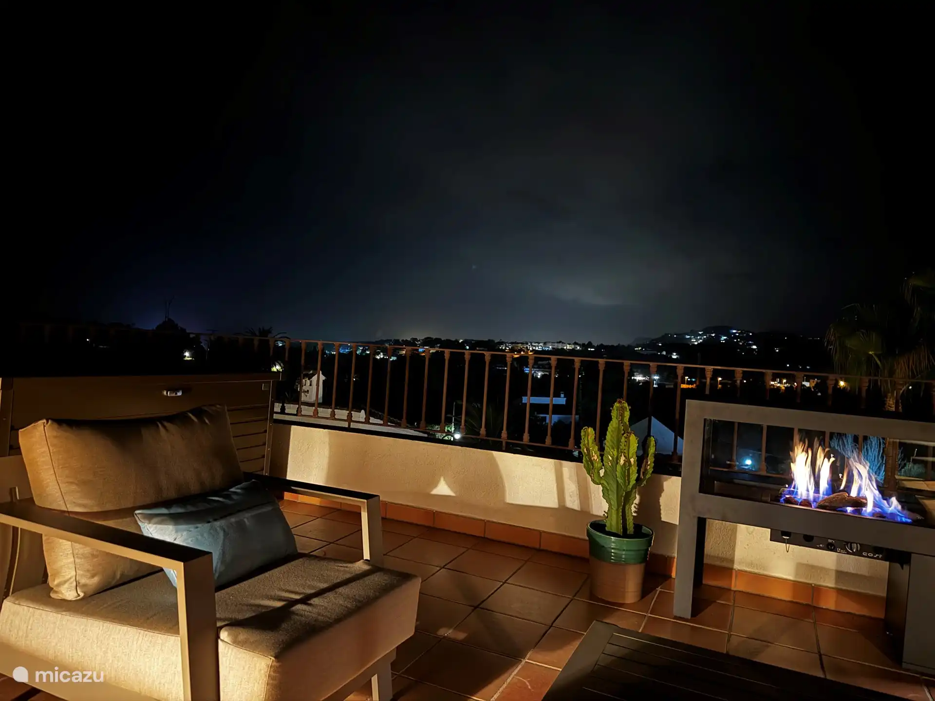 Auf dem Dach bei Nacht 