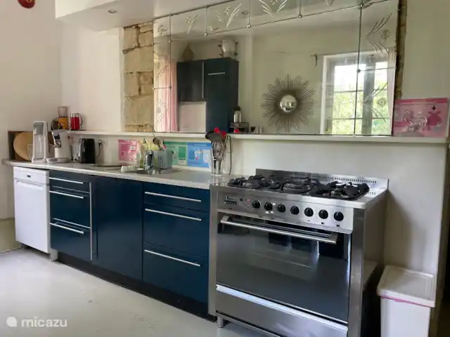Moulin du Merle, moulin à eau français | France, Nièvre, Saint-Germain-des-Bois - maison de vacances Cuisine avec lave-vaisselle et cuisinière SMEG