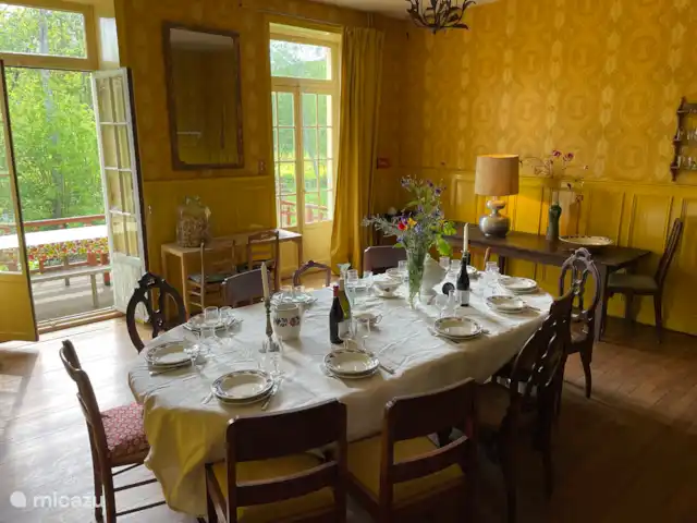 Moulin du Merle, moulin à eau français | France, Nièvre, Saint-Germain-des-Bois - maison de vacances Salle à manger avec terrasse