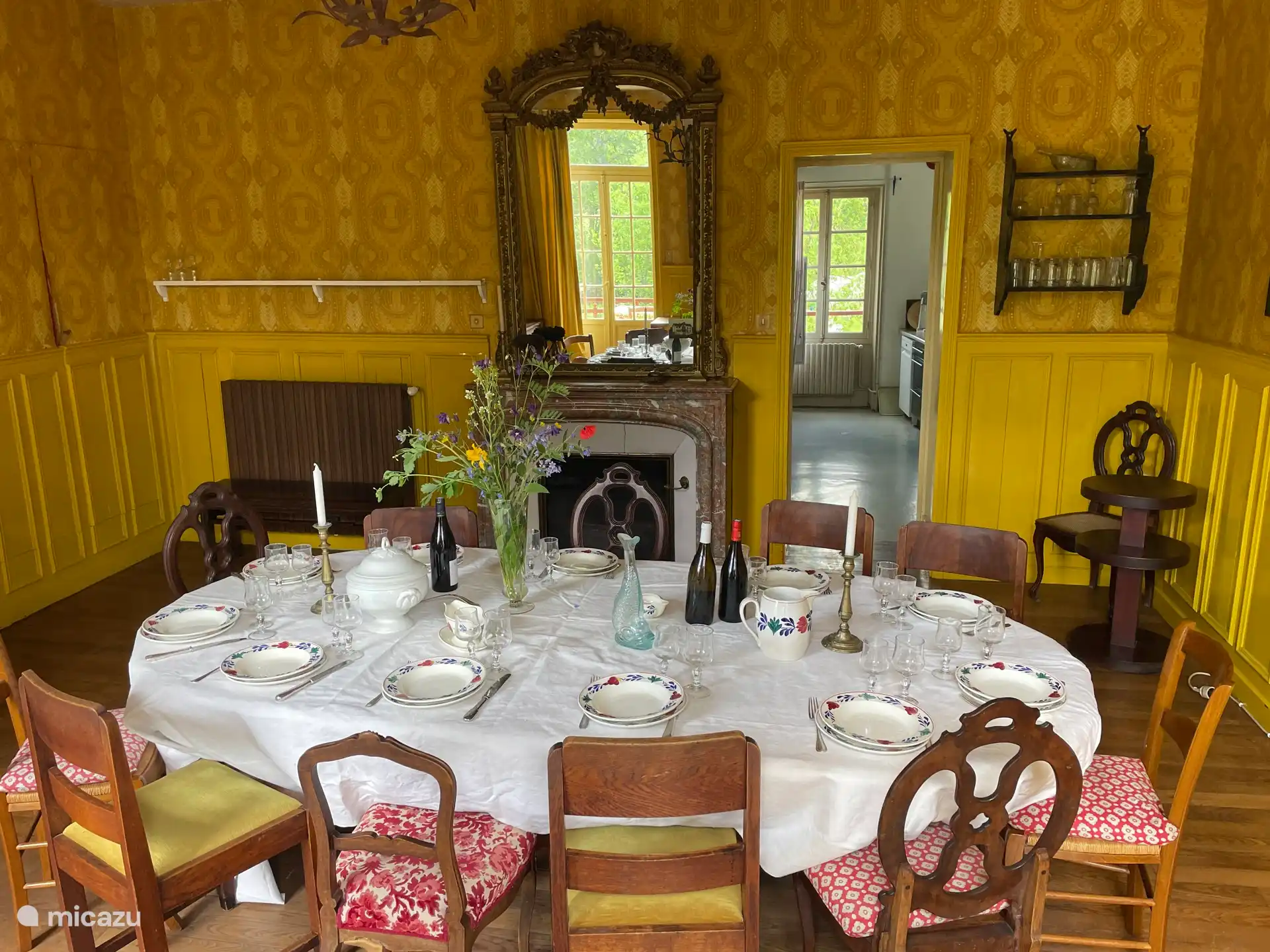 Comedor con vista a la cocina