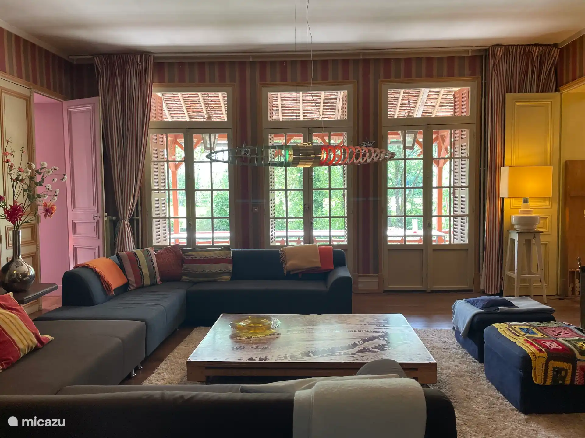 Salón con chimenea y cine en casa