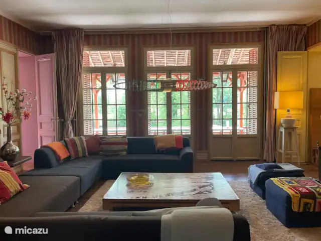Moulin du Merle, moulin à eau français | France, Nièvre, Saint-Germain-des-Bois - maison de vacances Salon avec cheminée et home cinéma