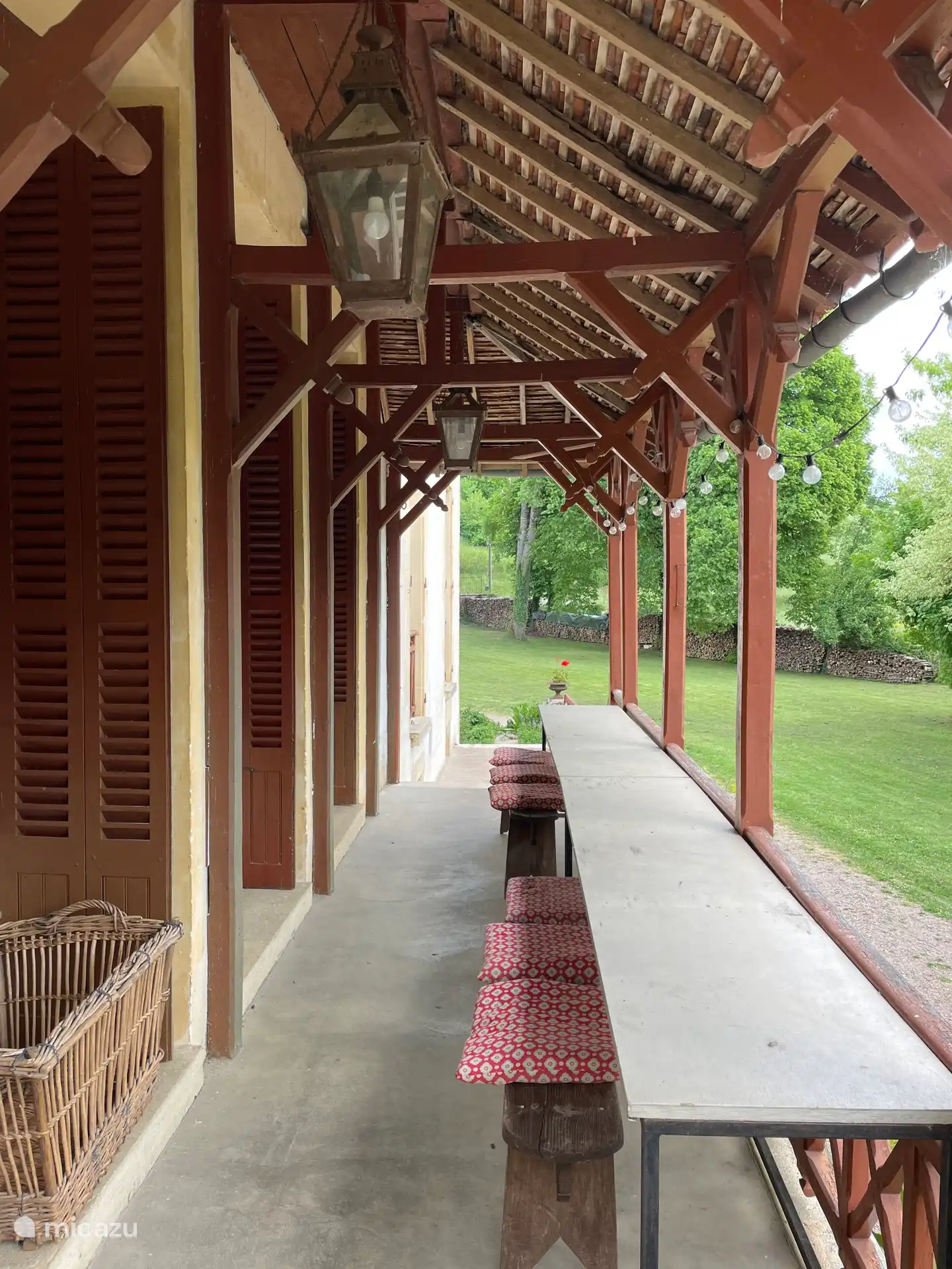 Terraza cubierta en la parte delantera de la casa