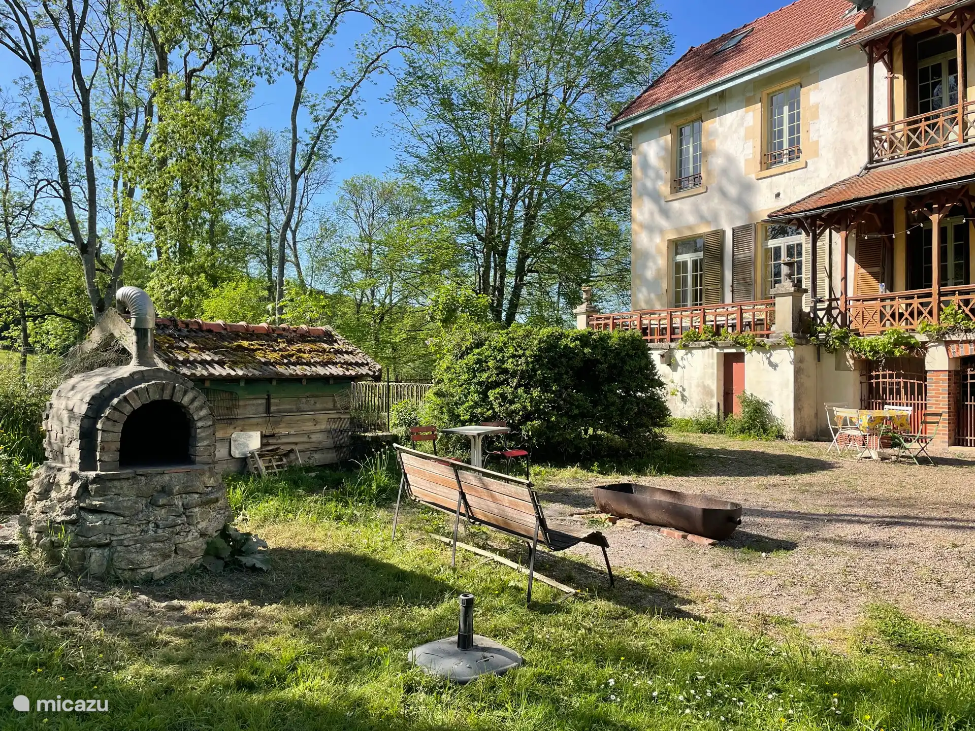 Horno de pizza y barbacoa en el jardín