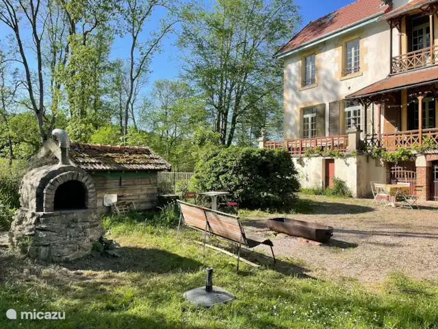 Moulin du Merle, moulin à eau français | France, Nièvre, Saint-Germain-des-Bois - maison de vacances Four à pizza et BBQ dans le jardin