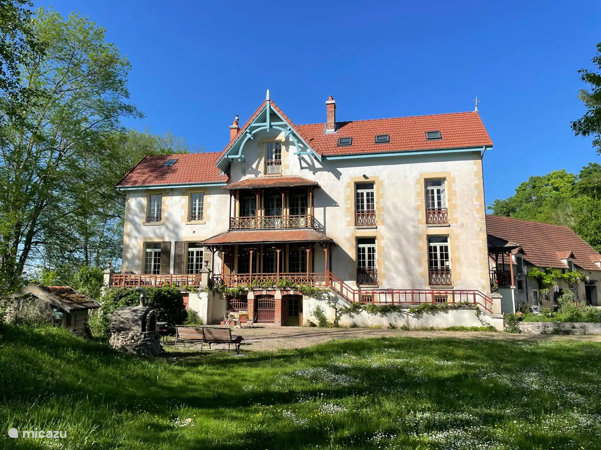 Moulin du Merle, molino de agua francés en Francia, Nièvre, Saint-Germain-des-Bois - casa vacacional