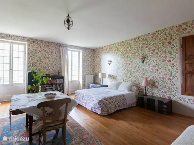 Moulin du Merle, moulin à eau français | France, Nièvre, Saint-Germain-des-Bois - maison de vacances Moulin du merle - chambre grandes fleurs