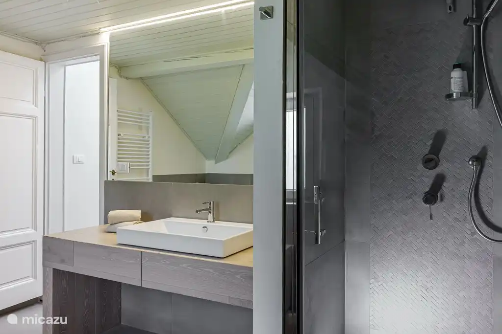 Baño en el primer piso con cabina de ducha.