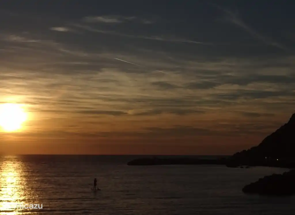 Cenas, piragüismo, vela, surf, natación, snorkel y buceo... paraíso para los amantes del mar.