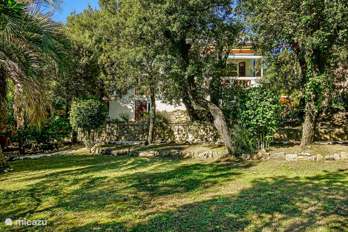 Jardín visto desde via Tina di Lorenza. Porche y jacuzzi, ahora que los árboles han crecido más, tienen aún más privacidad