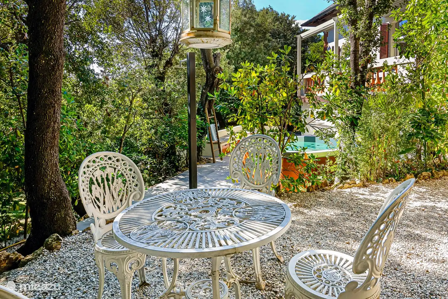 Mesa y sillas con vista al jardín y jacuzzi