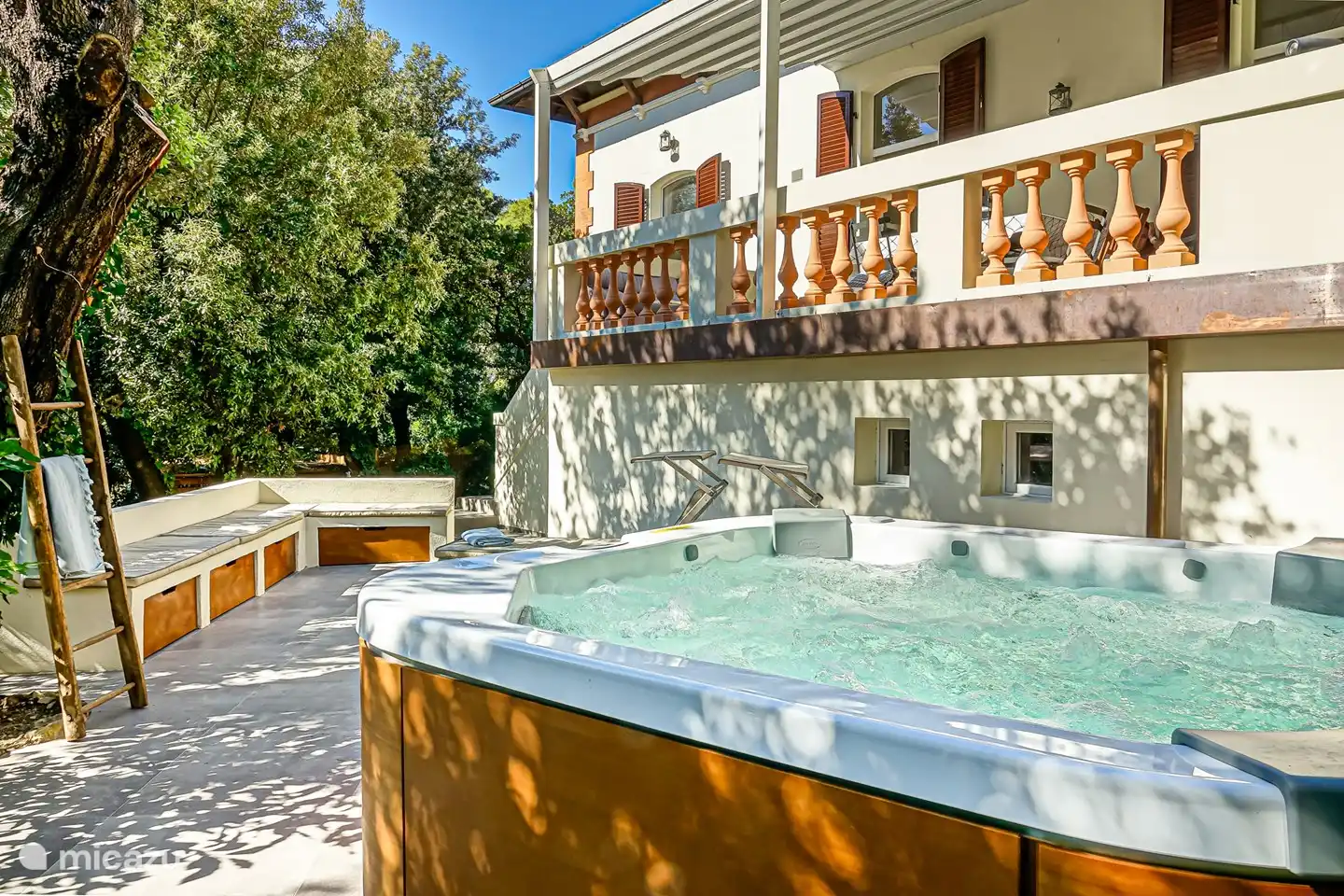 Jacuzzi y amplio solarium/zona de entrenamiento/yoga