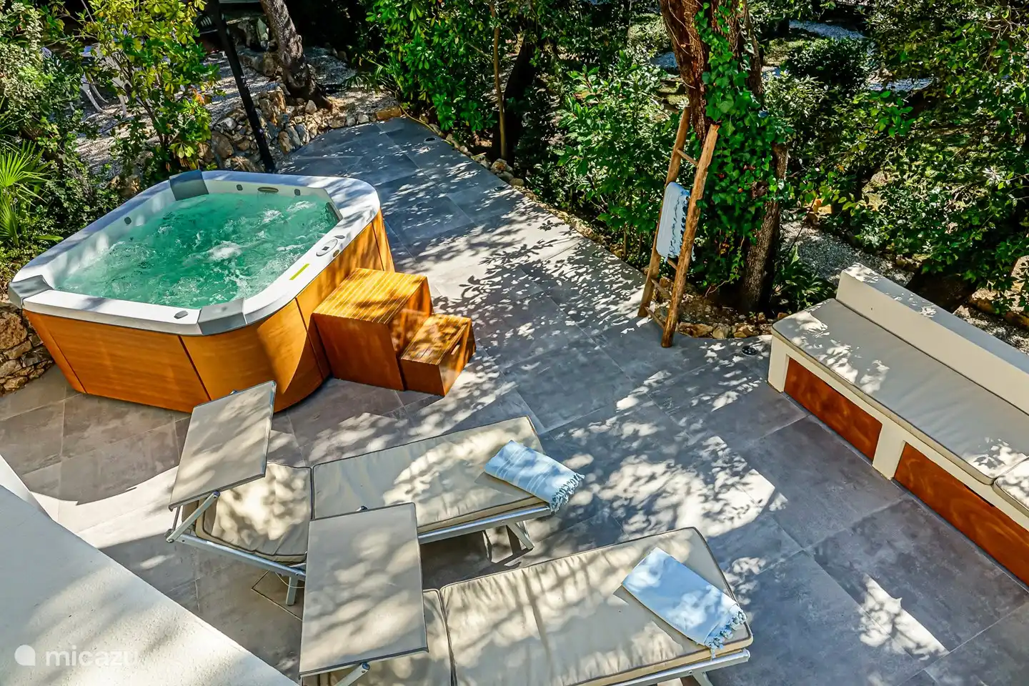 Jacuzzi y amplio solárium, zona de entrenamiento y yoga