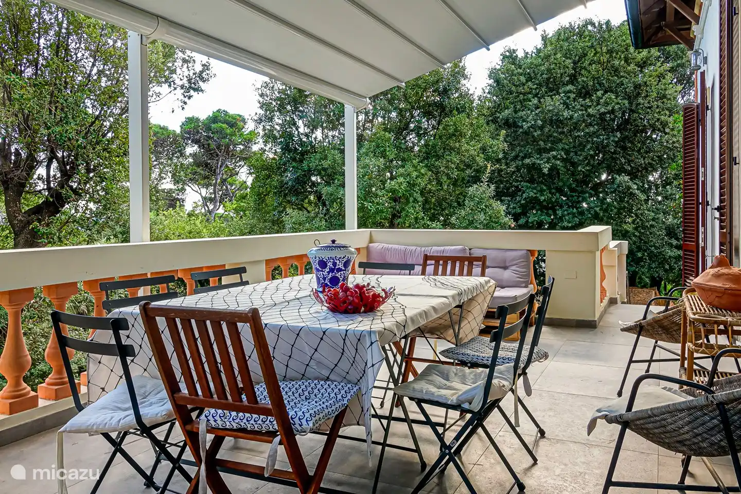 la terraza con sala de estar adicional