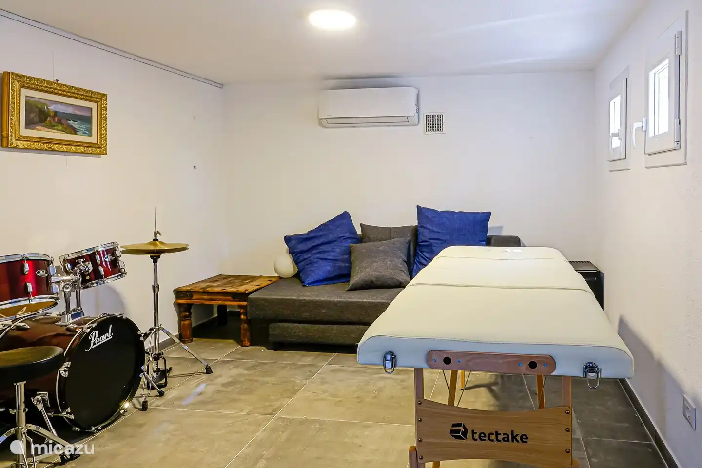 el cuarto de ropa adicional con su propio baño, refrigerador, sofá (para dormir), cama de masaje. Tenemos cita con el salón de belleza del pueblo para tratamiento en la villa.