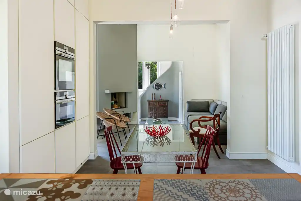 Vista desde el comedor del vestíbulo y la entrada con escaleras al primer piso