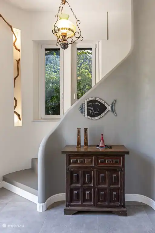 salón con combinación de muebles y diseño modernos y antiguos