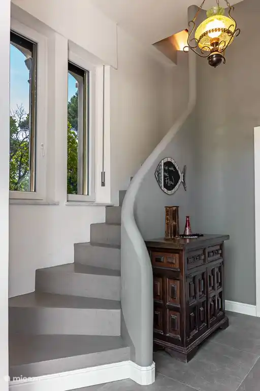 pasillo con escaleras al primer piso