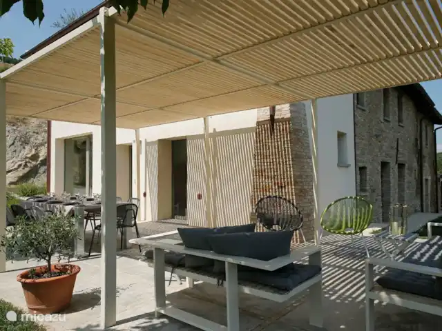 Villa Lasdrilla en Italia, Marche, Urbania - casa vacacional Pérgola con zona de estar