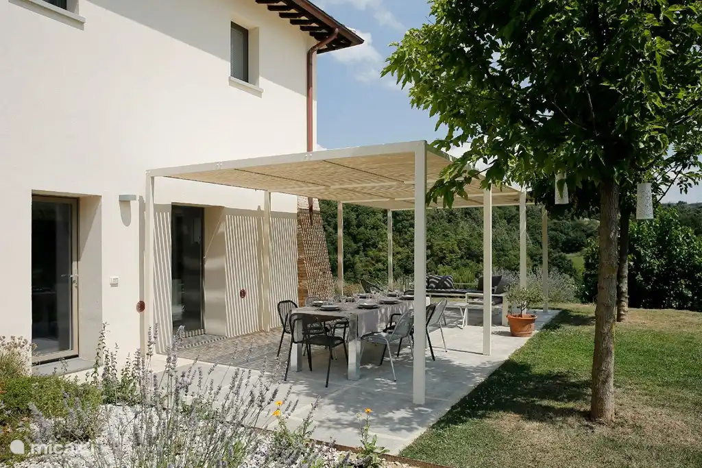 Table d'extérieur sous la pergola